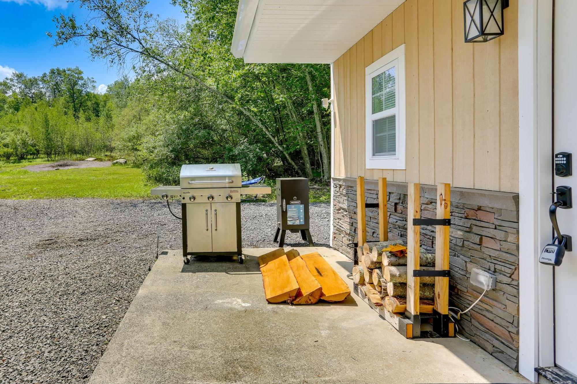 Secluded Poconos Cabin With Fire Pit On 75 Acres! Ийст Страудсбърг Екстериор снимка